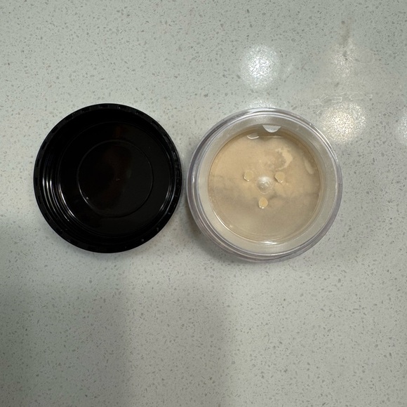 Laura Mercier Loose Setting Powder - Picture 3 of 3